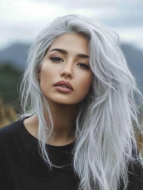 14 Stunning Silver Hair Looks Worth Saving (Straight, Wavy & Everything In Between!) 04