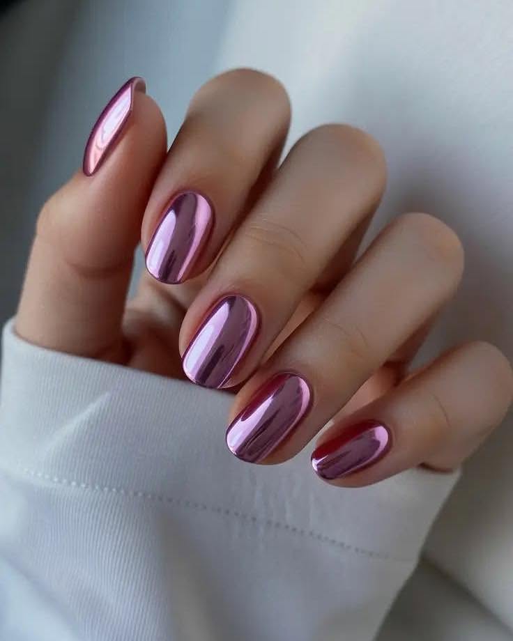 16 Chrome Nail Looks You'll Want to Save for Later 699126735 122337882410021234 4678931347233337209 n